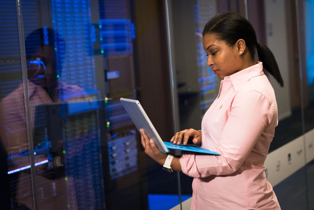 Two career paths show software engineers advancing through established engineering levels while forward deployed engineers progress through implementation, customer-facing, and strategic roles.